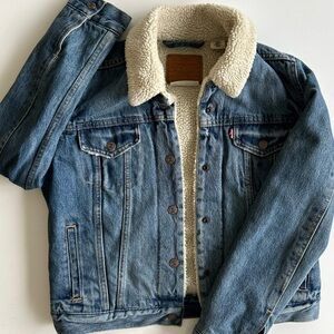 Levi’s Denim Sherpa Lined Jean Jacket in Sz. Small